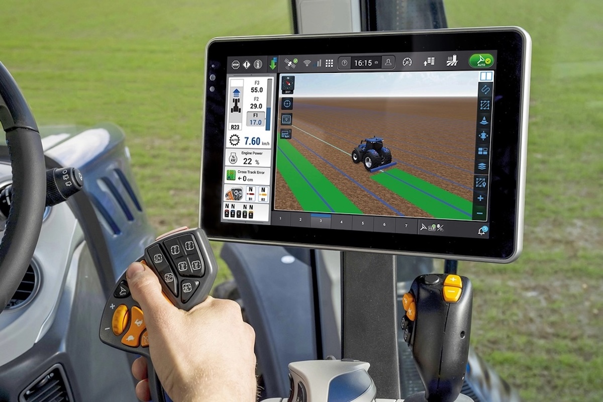 Il monitor IntelliView 12 di New Holland mostra l'interfaccia per il controllo delle funzione automatizzate del Brand